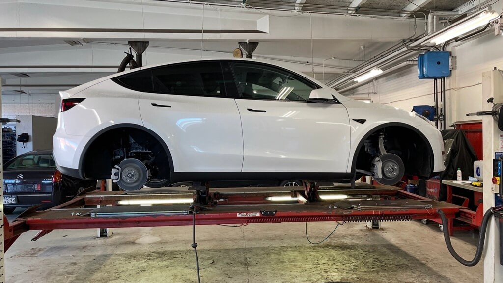 Tesla på lift hos Aunetto Herning Tesla på lift hos Aunetto Herning